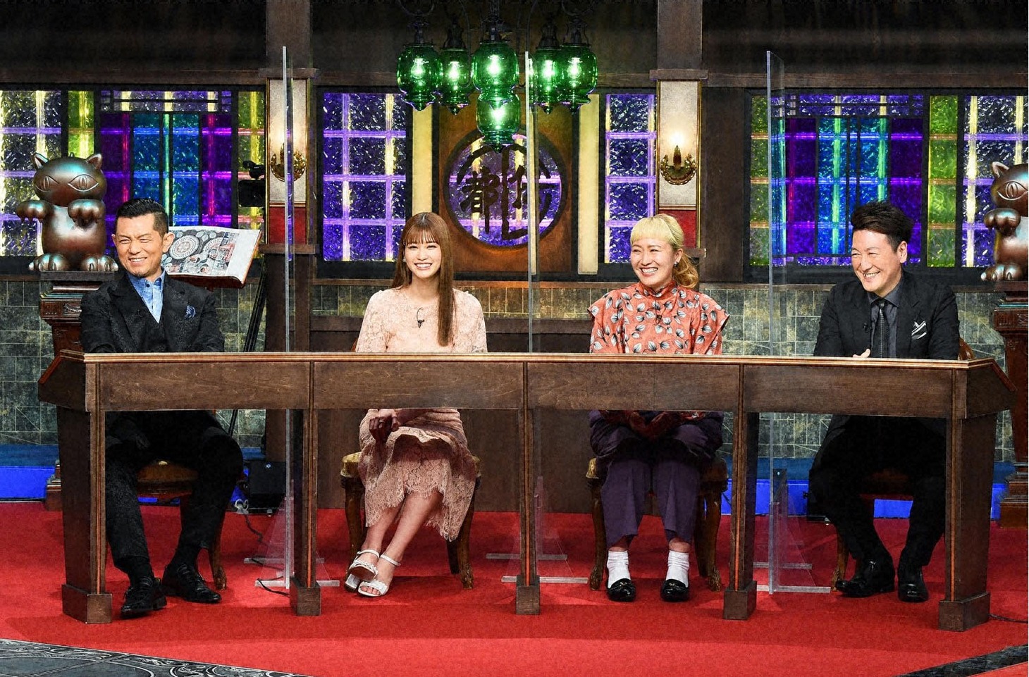 左から的場浩司、生見愛瑠、丸山桂里奈、堀潤。