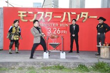 映画「モンスターハンター」公開直前イベントで肉を焼く様子。左から、ゆりやんレトリィバァ、和牛・水田、和牛・川西、日本バーベキュー協会の下城民夫会長。