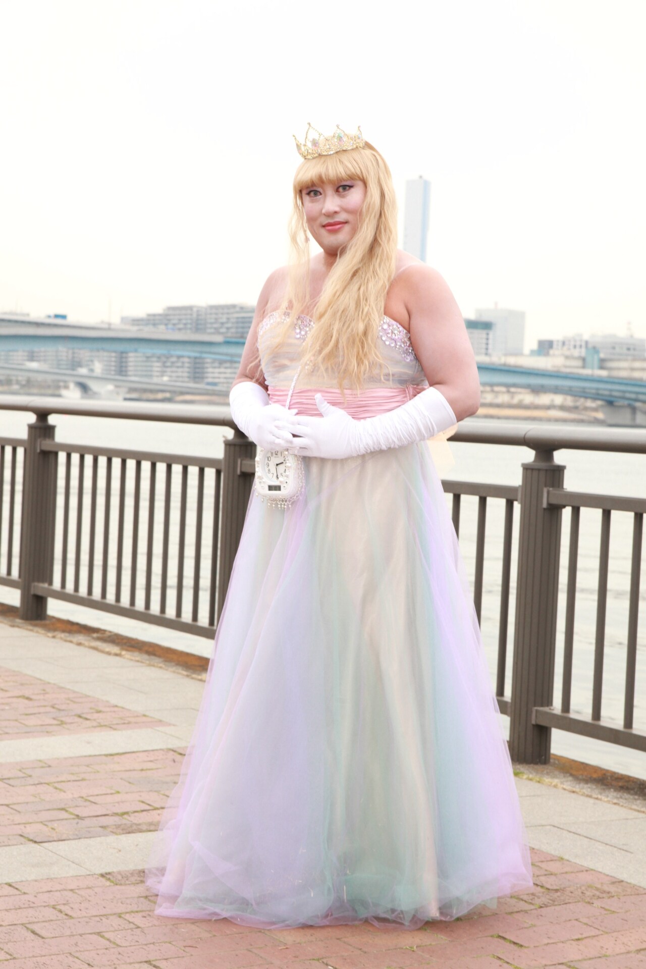 ロバート秋山がお姫様に変身、1日9回のパレードこなすテーマパークの人気者