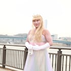 ロバート秋山がお姫様に変身、1日9回のパレードこなすテーマパークの人気者