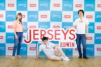 「EDWIN JERSEYS（ジャージーズ）」新CMプレス発表会に出席した生見愛瑠と霜降り明星。