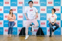 霜降り明星せいや（中央）がギャグを披露するワンシーン。