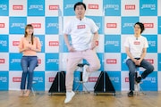 霜降り明星せいや(中央)がギャグを披露するワンシーン。