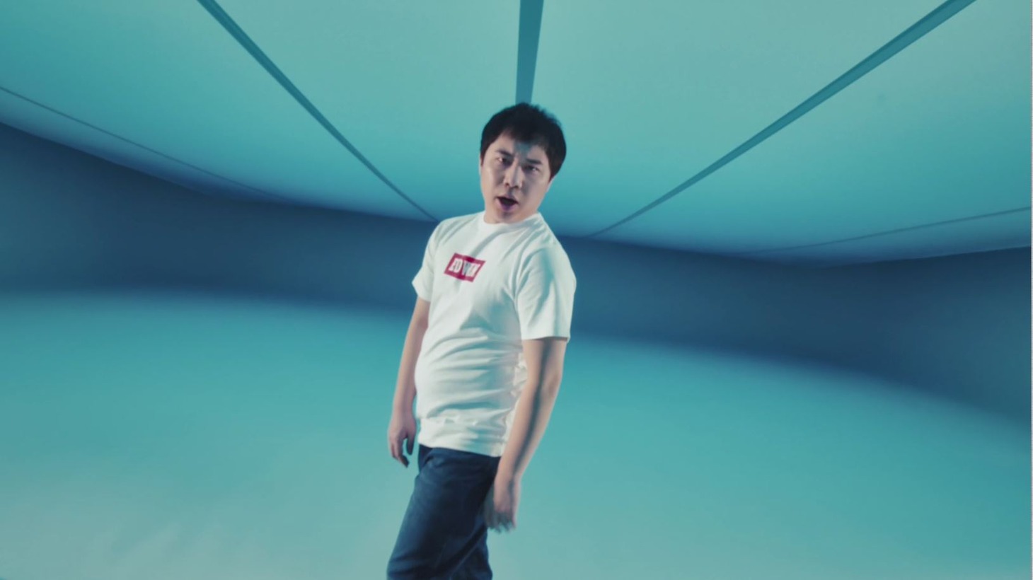 CM「JERSEYS フリーダム篇」に登場する霜降り明星せいや。