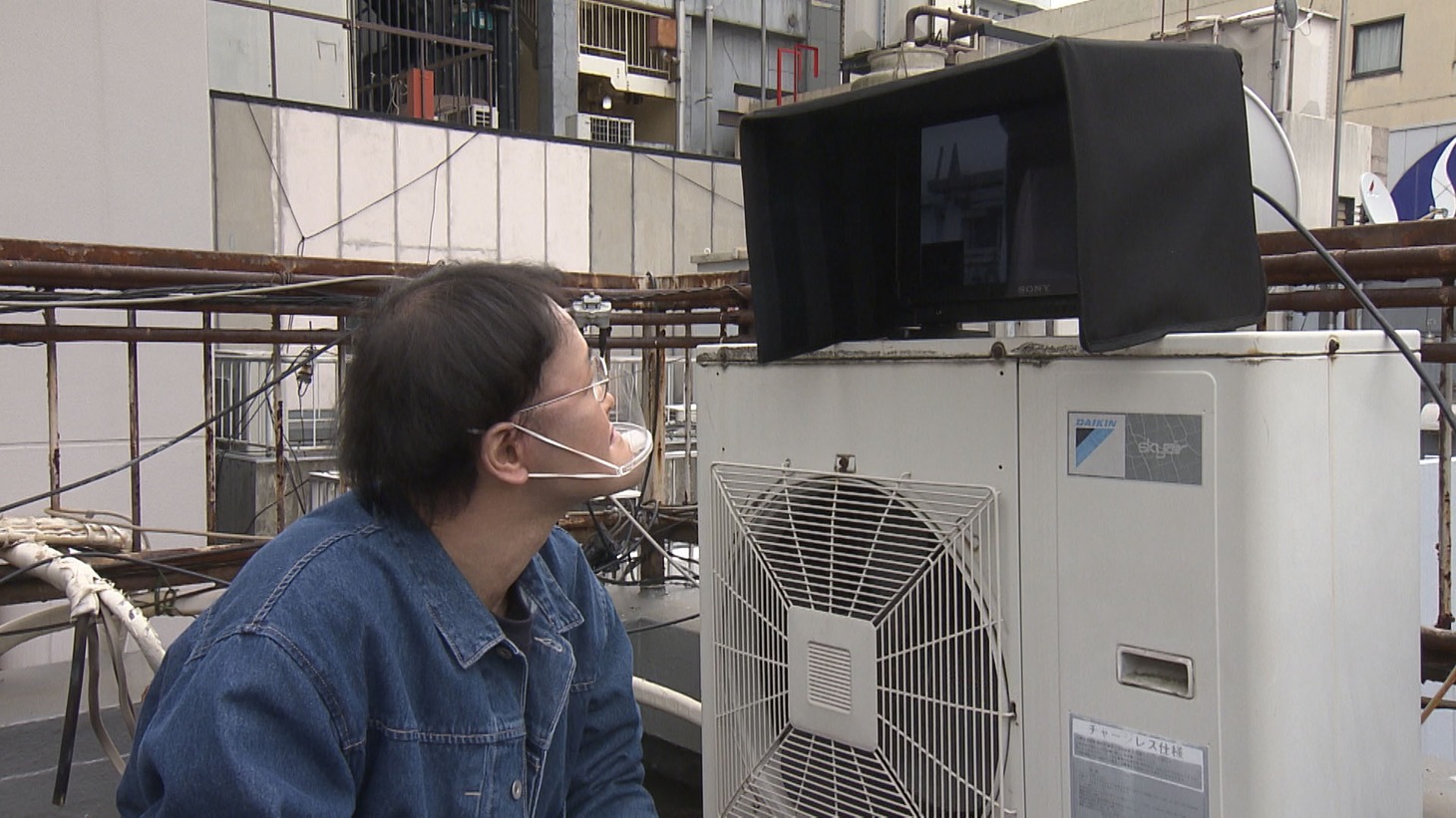 テーマソングのPV監督を務めるアインシュタイン稲田。