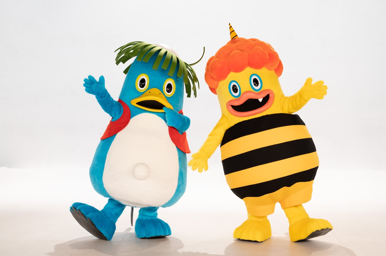 「ひろがれ！いろとりどり」マスコットキャラクターの
「アオ」（左）と「キイ」（右）。