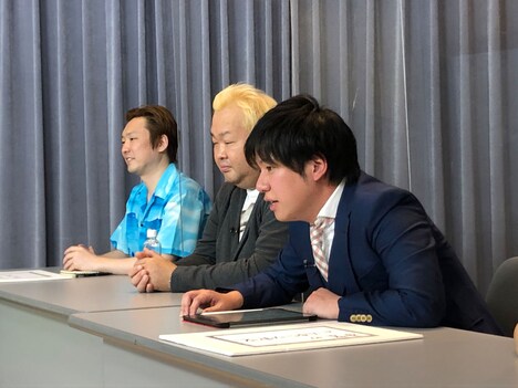 左からペンギンズ・ノブオ、東京ダイナマイト・ハチミツ二郎、田口尚平アナウンサー。