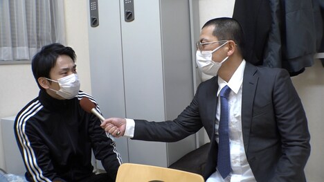 かまいたち濱家(左)に天竺鼠・川原(右)が突撃ロケを行うワンシーン。(c)テレビ朝日