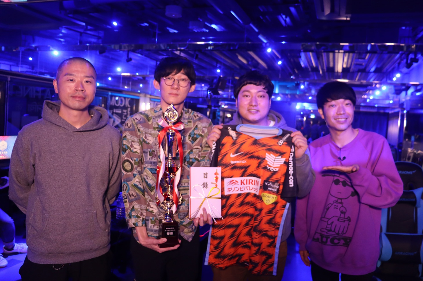 「ゲーム実況-1グランプリ」優勝のロングコートダディ（中央）とアキナ。