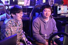 ゲーム実況に臨むロングコートダディ。