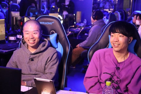 MCを務めたアキナ。