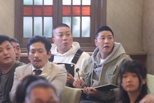 ドラマ「イチケイのカラス」第1話に裁判の傍聴マニアとしてチョコレートプラネットが出演するワンシーン。(c)フジテレビ