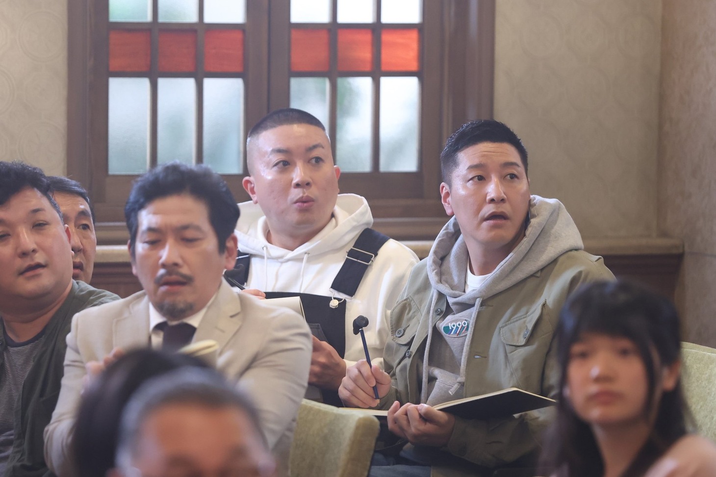 ドラマ「イチケイのカラス」第1話に裁判の傍聴マニアとしてチョコレートプラネットが出演するワンシーン。(c)フジテレビ