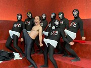 (前列左から)江頭2:50、謎の覆面「山」と、フジテレビの若手ディレクター陣(後列)。(c)フジテレビ