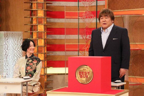 黒木華と石塚英彦。(c)フジテレビ