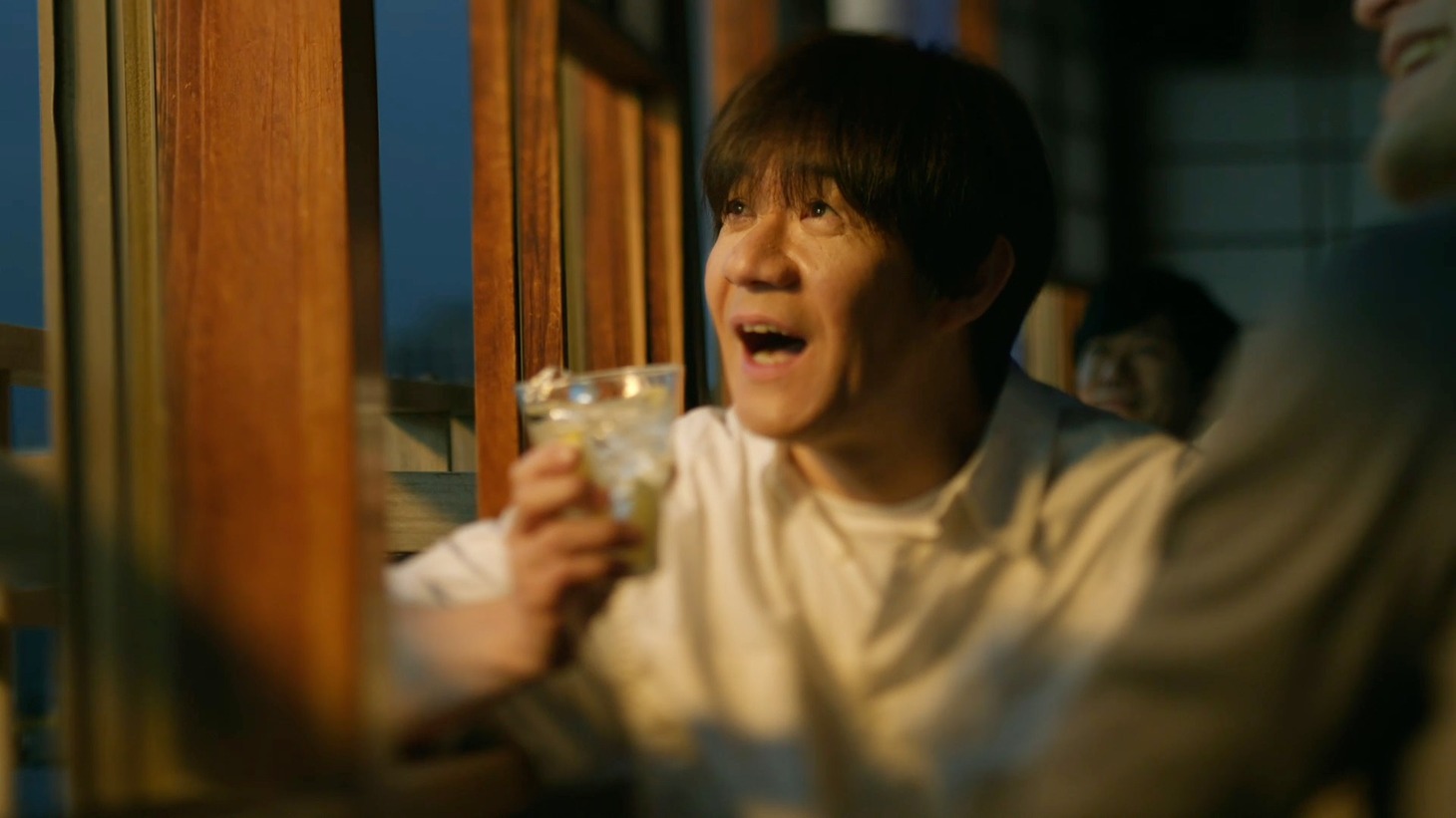 「麒麟特製レモンサワー」の新CM「みな美しき（華）篇」に出演する、内村光良。