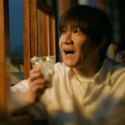 内村光良の新CM、屋形船で花火を見上げながら飲む幸せな時間