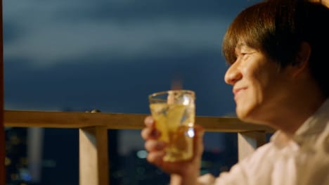 「麒麟特製レモンサワー」の新CM「みな美しき（華）篇」