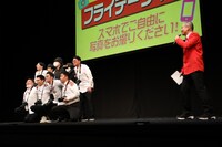 オープニングコントの終盤に設けられた、客席からのスマホ撮影タイムの様子。