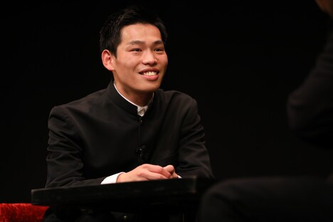 1本目のコントに出演する、かが屋・加賀。