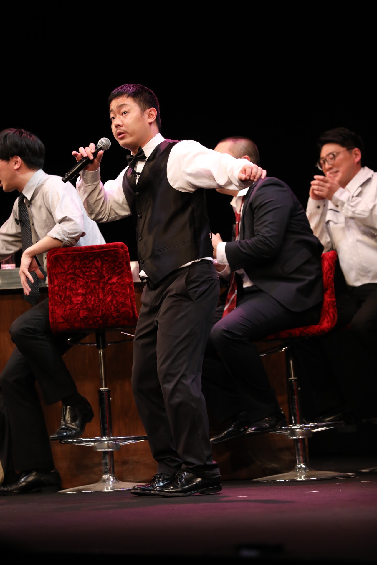 2本目のコントに出演するザ・マミィ酒井（中央）ら。