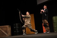 3本目のコントに出演する（左から）ザ・マミィ酒井、ゾフィー・サイトウ。