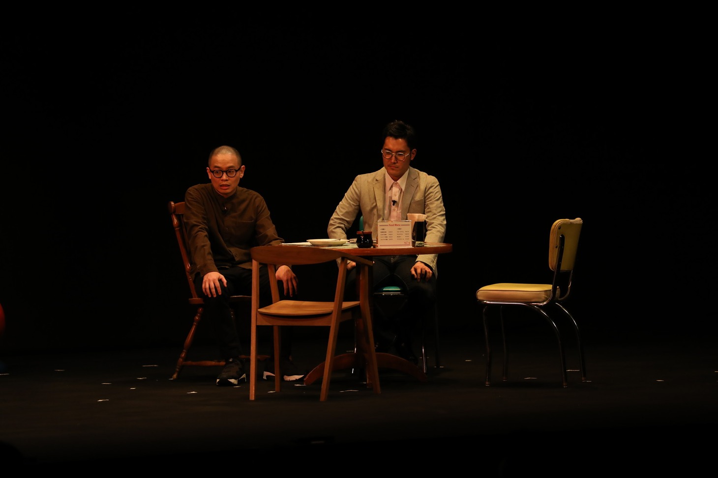 4本目のコントに出演する（左から）ゾフィー上田、ハナコ菊田。