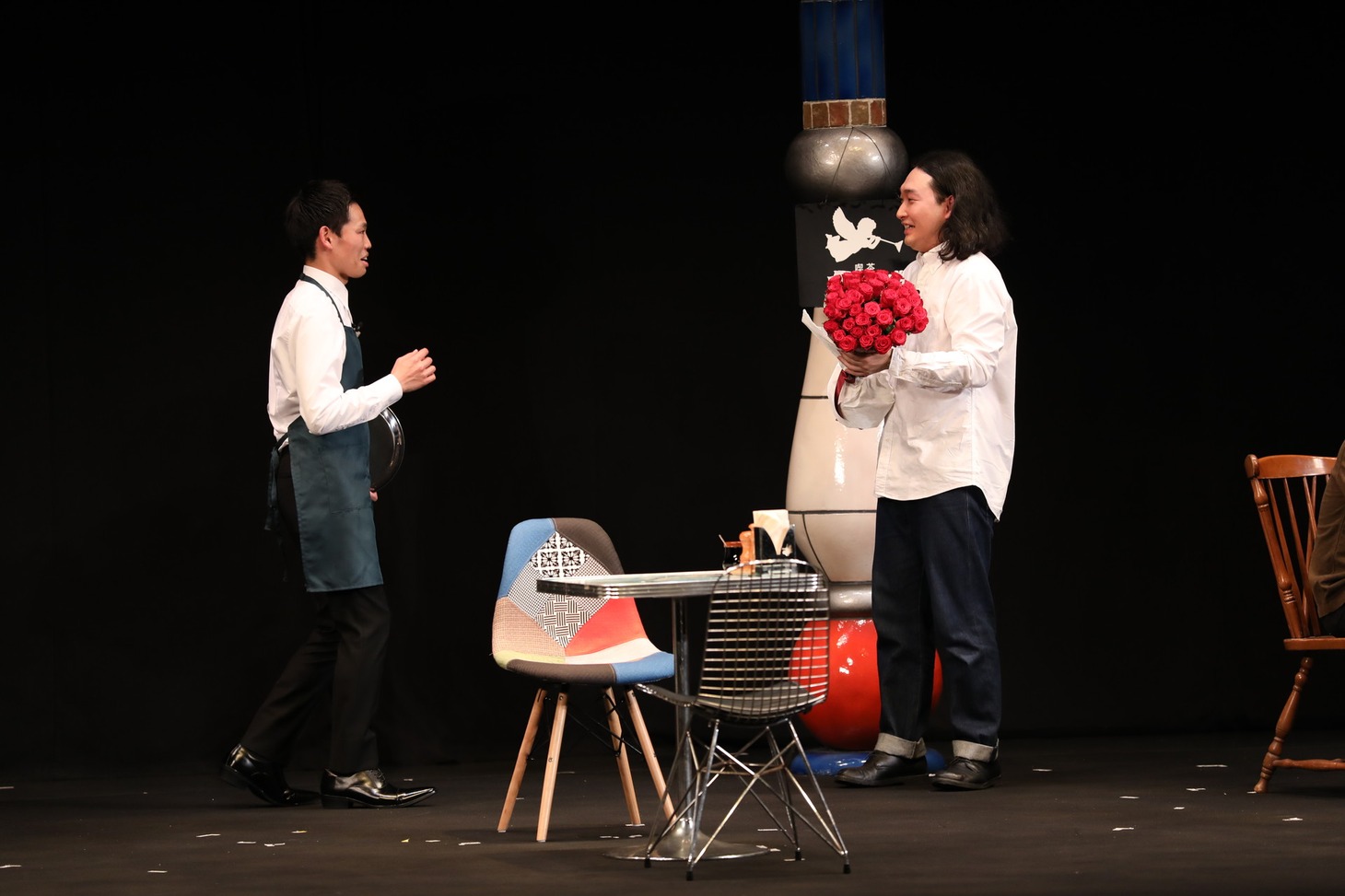 4本目のコントに出演する、かが屋。