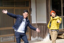 左から石神愛子アナウンサー、シャンプーハットてつじ。(c)メ～テレ