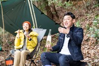 左から石神愛子アナウンサー、シャンプーハットてつじ。(c)メ～テレ