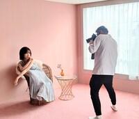 写真を撮影する山下美月。(c)日本テレビ