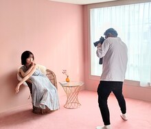 写真を撮影する山下美月。(c)日本テレビ