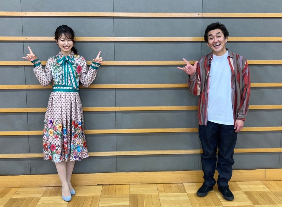 「ノブコブ徳井のクセがトクいネタWAKATE GP」MCの平成ノブシコブシ徳井（右）と進行の海老原優香アナ（左）。(c)フジテレビ