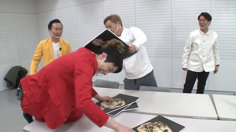 かまいたちとニューヨークのお笑い対決の様子。(c)テレビ朝日