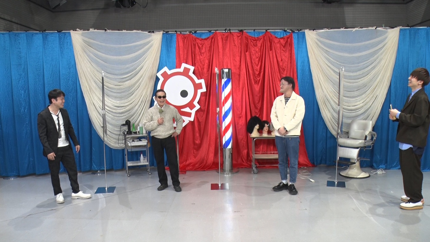 （左から）NON STYLE井上、タモリ、アインシュタイン。(c)テレビ朝日