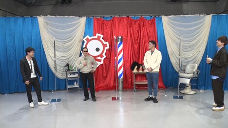 (左から)NON STYLE井上、タモリ、アインシュタイン。(c)テレビ朝日