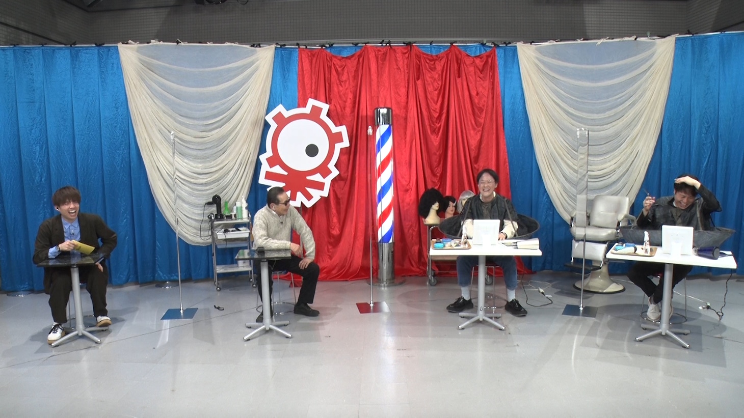 「タモリ倶楽部」でアインシュタイン稲田（右から2人目）とNON STYLE井上（右端）がセルフヘアカット対決をしている様子。(c)テレビ朝日