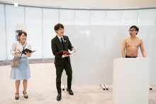 「次世代芸人に大絶叫！ おいでやす小田のおメガネ！」のワンシーン。