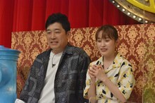 左からあべこうじ、高橋愛。(c)読売テレビ