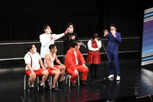 笑っているのか泣いているのかわからないゆにばーす・はら（右から2人目）。