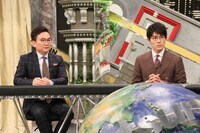 （左から）かまいたち山内、鈴木亮平。(c)フジテレビ