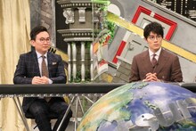 （左から）かまいたち山内、鈴木亮平。(c)フジテレビ