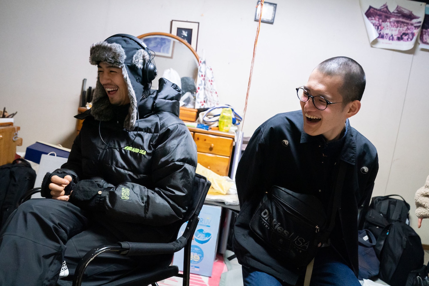 齊藤工監督（左）とコウテイ九条（右）。