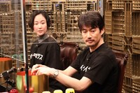 （左から）黒木華と竹野内豊。(c)フジテレビ