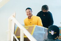 マッチ新CM「購買コースター」編のメイキングカット。