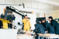 マッチ新CM「購買コースター」編のメイキングカット。