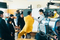 マッチ新CM「購買コースター」編のメイキングカット。