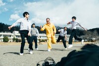 マッチ新CM「購買コースター」編のメイキングカット。