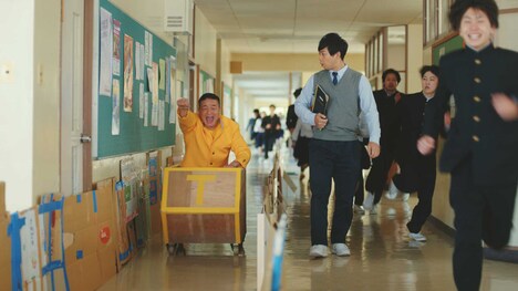 マッチ新CM「購買コースター」編より、廊下を爆走する高岸。