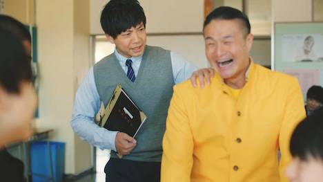 マッチ新CM「購買コースター」編より、前田先生に注意される高岸。